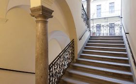 Andrassy Garden Apartment In Center